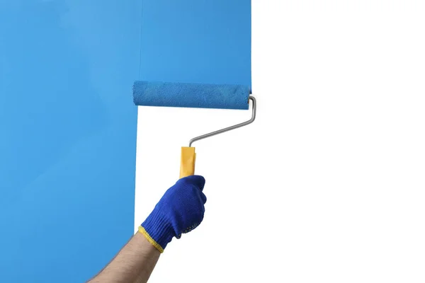 Mann Trägt Hellblaue Farbe Mit Rollerpinsel Auf Weiße Wand Auf — Stockfoto