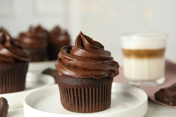 Assiette Avec Délicieux Cupcake Chocolat Sur Table Blanche — Photo