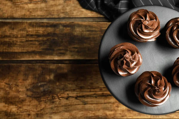 Dessert Stand Avec Délicieux Cupcakes Chocolat Sur Table Bois Vue — Photo
