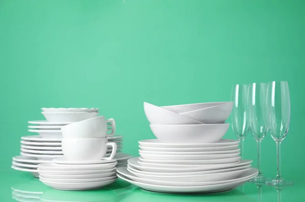 薄い緑の背景にきれいな食器のセット テキストのスペース — ストック写真