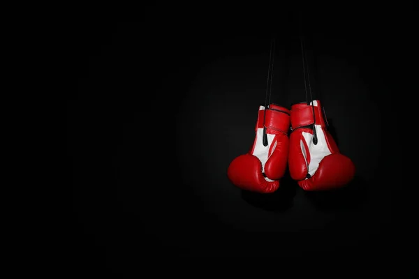 Par Guantes Boxeo Rojos Colgando Sobre Fondo Negro Espacio Para —  Fotos de Stock