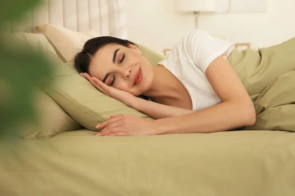 Mujer Joven Durmiendo Cama Con Ropa Cama Verde Casa — Foto de Stock