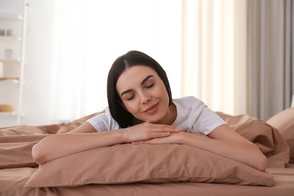Wanita Muda Berbaring Tempat Tidur Dengan Linen Coklat Rumah — Stok Foto