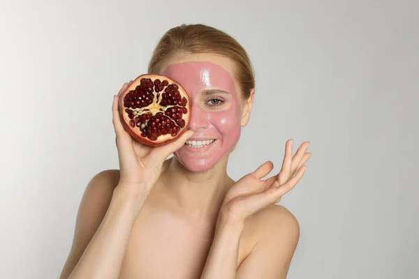 Jonge Vrouw Met Granaatappel Masker Vers Fruit Lichtgrijze Achtergrond — Stockfoto