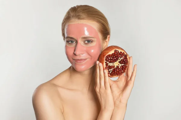 Jonge Vrouw Met Granaatappel Masker Vers Fruit Lichtgrijze Achtergrond — Stockfoto