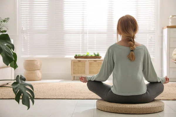 Mujer Meditando Alfombra Mimbre Casa Vista Trasera Espacio Para Texto — Foto de Stock