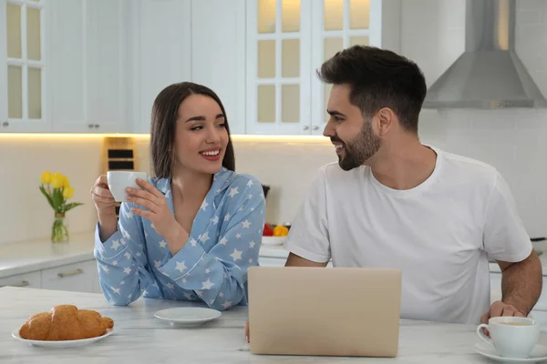 Happy Couple Pajamas Laptop Having Breakfast Kitchen Table — Stock Photo, Image