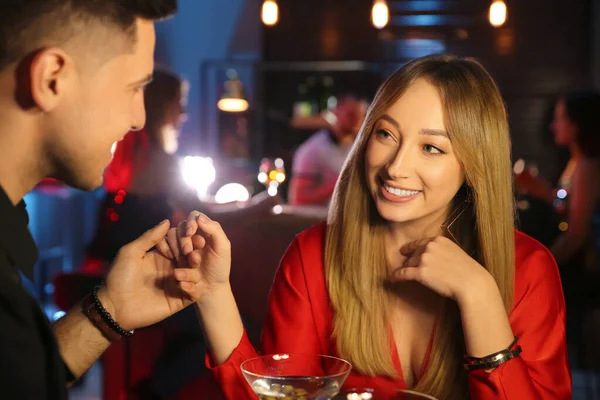 Man Vrouw Flirten Met Elkaar Bar — Stockfoto