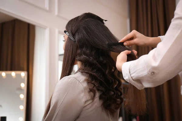 Estilista Trabalhando Com Cliente Salão Fazendo Penteado — Fotografia de Stock