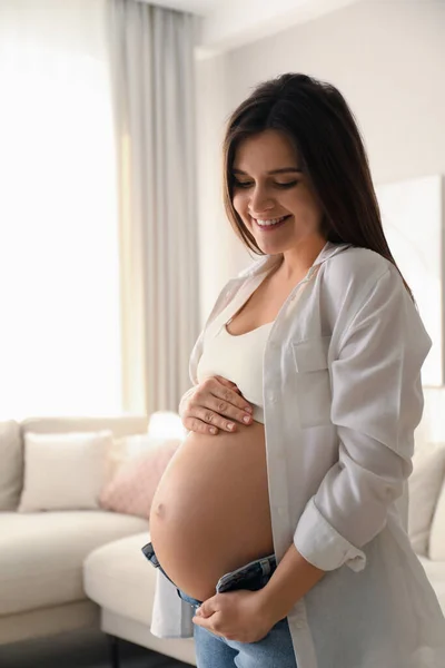 Grávida Jovem Mulher Tocando Barriga Casa — Fotografia de Stock