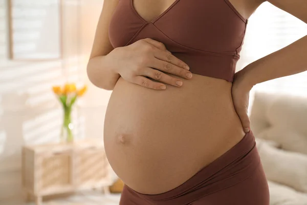 Zwangere Jonge Vrouw Raakt Buik Thuis Close — Stockfoto