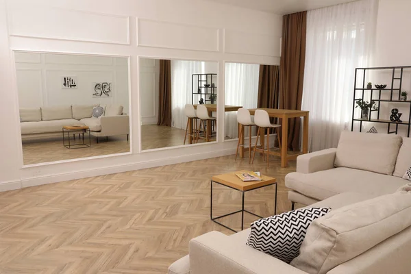Ruang Tamu Modern Dengan Lantai Parket Dan Furnitur Bergaya — Stok Foto