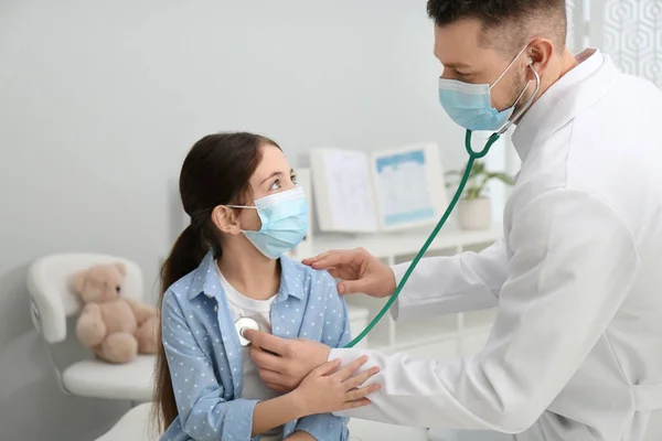 Kinderarzt Untersucht Kleines Mädchen Krankenhaus Arzt Und Patient Tragen Schutzmasken — Stockfoto