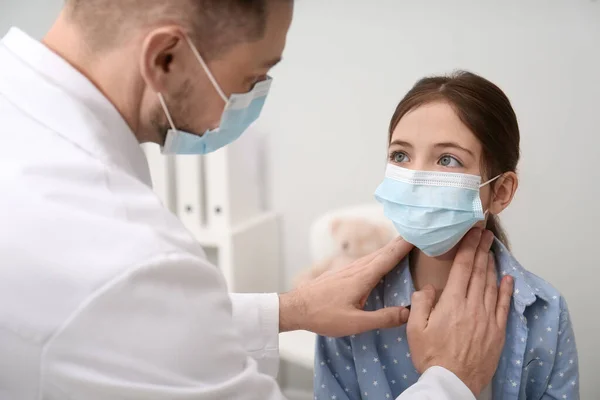 Pediatr Vyšetřuje Malou Holčičku Nemocnici Doktor Pacient Nosí Ochranné Masky — Stock fotografie