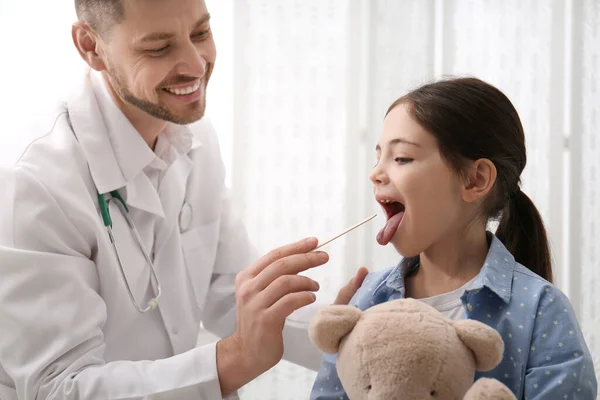 Barnläkare Undersöker Liten Flicka Kontoret Sjukhuset — Stockfoto