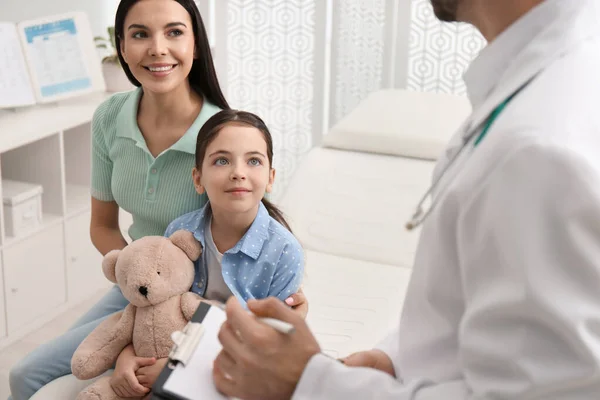 Moeder Met Dochter Bezoek Bij Kinderarts Ziekenhuis — Stockfoto