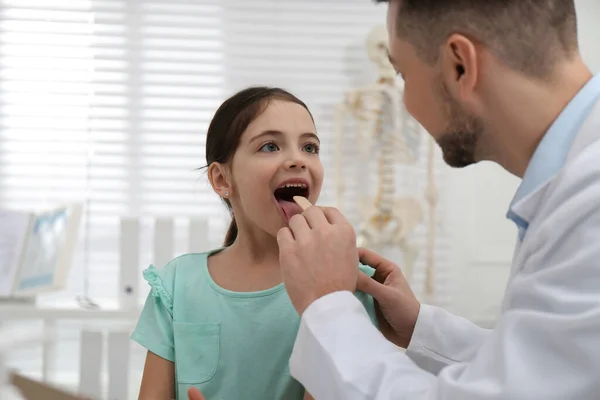 Kinderarts Die Een Klein Meisje Het Ziekenhuis Onderzoekt — Stockfoto