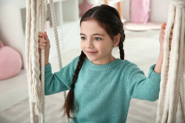 Menina Bonito Jogando Balanço Casa — Fotografia de Stock