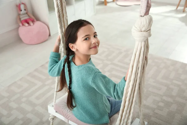 Niedliches Kleines Mädchen Spielt Auf Schaukel Hause — Stockfoto