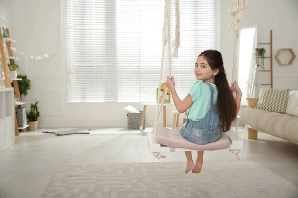 Χαριτωμένο Κοριτσάκι Που Παίζει Στην Κούνια Στο Σπίτι Χώρος Για — Φωτογραφία Αρχείου