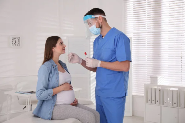 Arzt Nimmt Schwangeren Nasenabstrich Für Coronavirus Test Klinik — Stockfoto