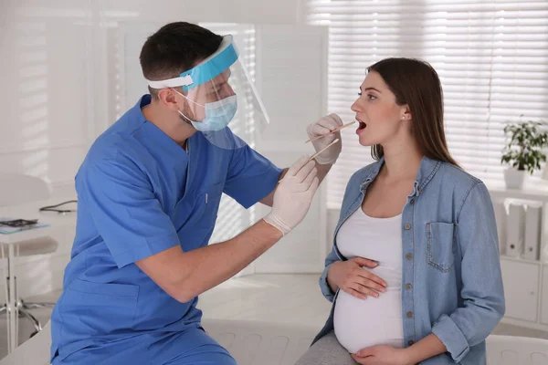 Medico Che Prende Striscio Gola Donna Incinta Test Coronavirus Clinica — Foto Stock