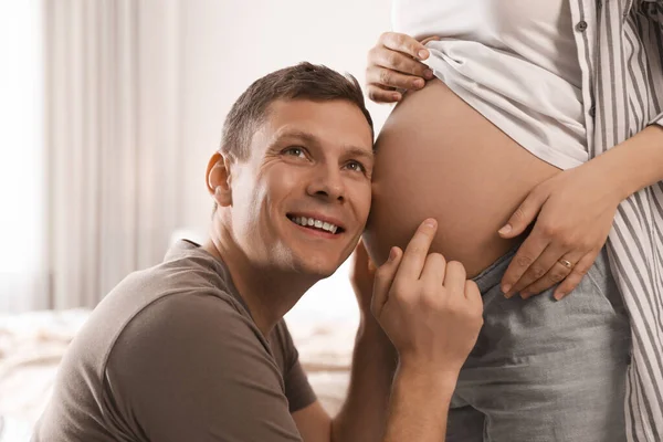 Young Pregnant Woman Her Husband Home Closeup — Stock Photo, Image