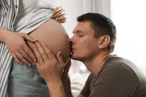 Jonge Zwangere Vrouw Met Haar Man Binnen Close — Stockfoto