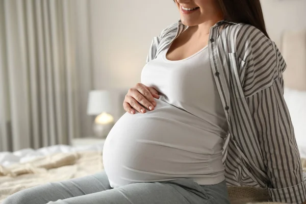 Jeune Femme Enceinte Assise Sur Lit Maison Gros Plan — Photo