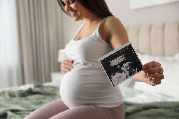 Jonge Zwangere Vrouw Met Echografie Foto Van Baby Slaapkamer Close — Stockfoto