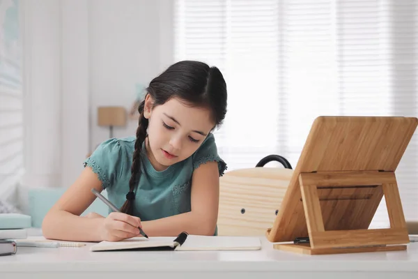 Niña Haciendo Tarea Con Tableta Mesa Habitación — Foto de Stock