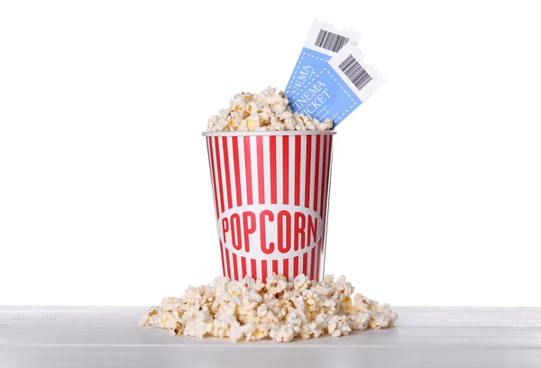 Läckra Popcorn Med Biljetter Träbord Mot Vit Bakgrund — Stockfoto