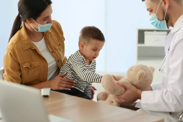 Anya Fia Meglátogatják Gyermekorvost Kórházban Orvos Kisfiúval Játszik — Stock Fotó
