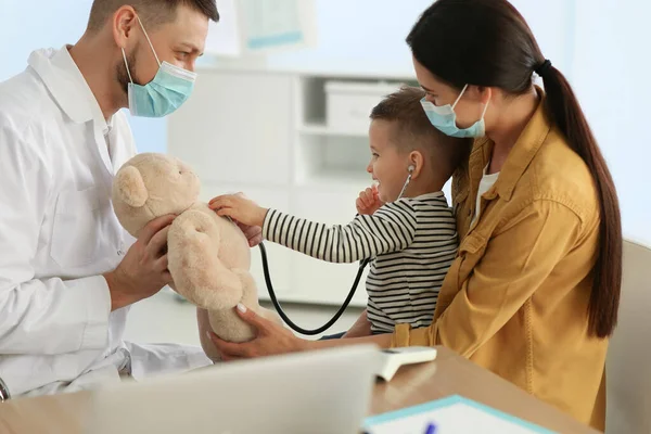 Matka Syn Odwiedzają Pediatrę Szpitalu Doktor Bawi Się Małym Chłopcem — Zdjęcie stockowe