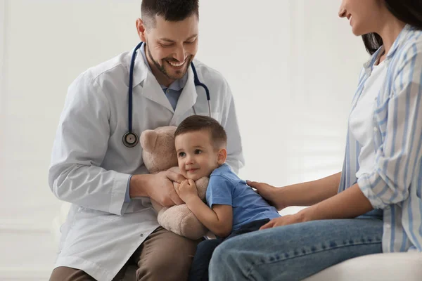 入院中の小児科医を訪問する母親と息子 医者は男の子と遊ぶ — ストック写真