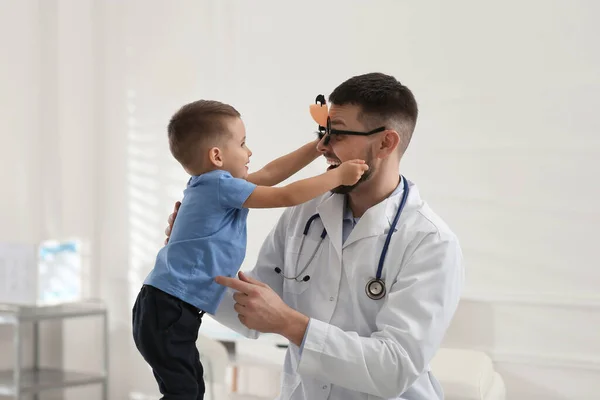 小児科医遊びとともに小さな男の子で病院 — ストック写真