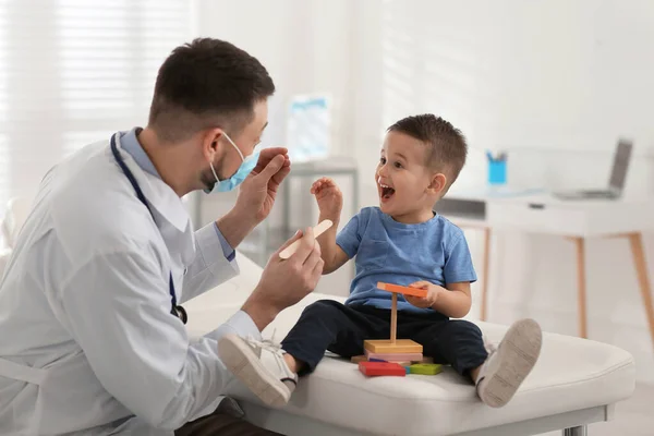 小児科医遊びとともに小さな男の子で病院 — ストック写真
