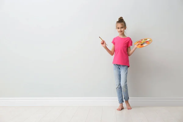 Petite Fille Avec Pinceau Palette Peinture Près Mur Clair Intérieur — Photo