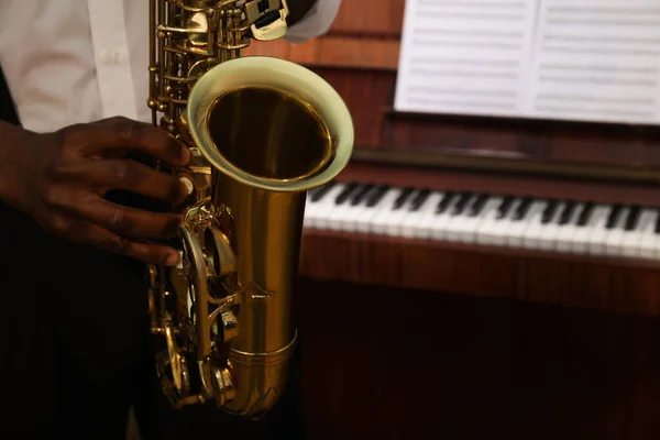 Homem Afro Americano Tocando Saxofone Dentro Casa Fechar Com Espaço — Fotografia de Stock