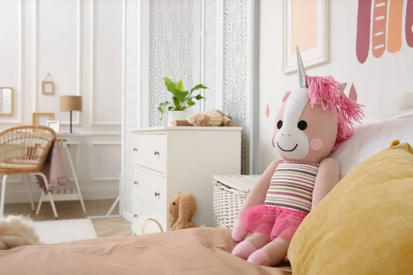 Juguete Unicornio Almohadas Cama Habitación Infantil Diseño Interiores — Foto de Stock
