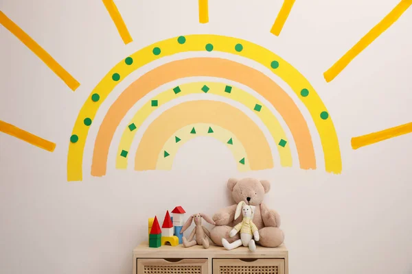 Lindo Interior Habitación Del Niño Con Hermoso Sol Pintado Pared — Foto de Stock