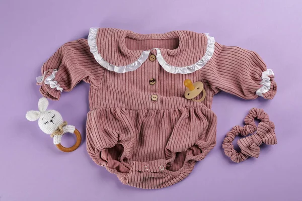 Composition Plat Avec Vêtements Accessoires Pour Bébés Sur Fond Violet — Photo