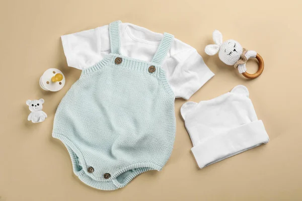 Flache Zusammensetzung Mit Babybekleidung Und Accessoires Beige Hintergrund — Stockfoto