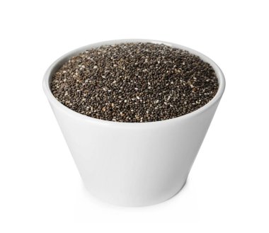 Beyaza izole edilmiş seramik kasede Chia tohumları