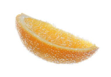 Beyaz arka planda köpüklü suyla portakal dilimi. Citrus gazozu