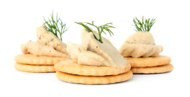 Humus ve dereotlu krakerler beyaz arka planda.