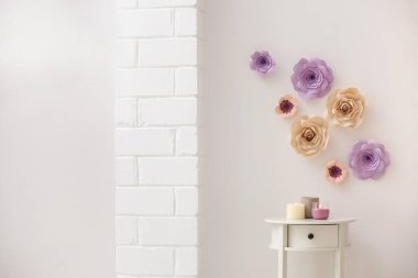 Çiçek dekoru, masa ve mumlarla süslü bir oda, metin için yer.