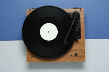 Renk arkaplanı ve üst görünümü üzerinde vinil plağa sahip Turntable