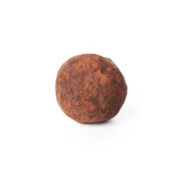 Beyaza izole edilmiş lezzetli çikolata şekerlemeleri.