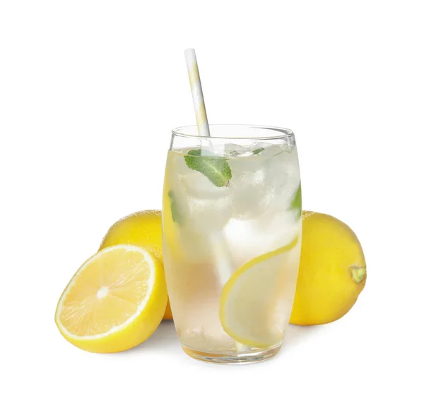 Kühle Frisch Zubereitete Limonade Und Früchte Auf Weißem Hintergrund — Stockfoto